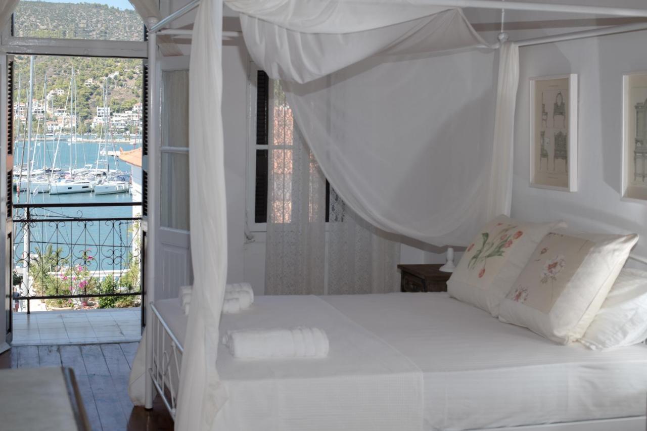 Neoclassical Manor House Vakantiehuis Poros Town